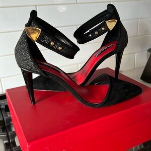 Black pebbled leather and suede closed toe pump